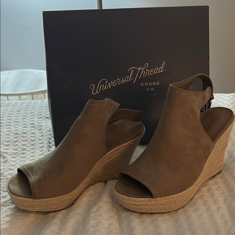 Universal Thread Tan Heeled Sandals with Open Toe